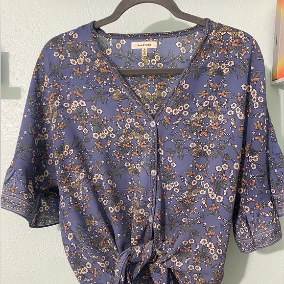 Worn a couple of times a low-cut blue shirt with flower print - Picture 2 of 2